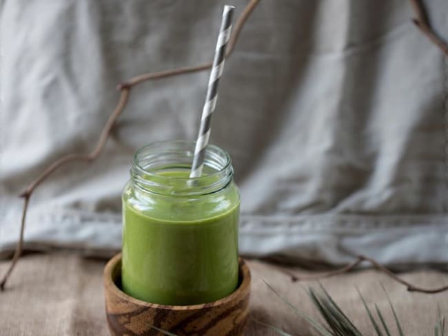 Green smoothie guyanais (fruit de la passion, épinards et avocat)