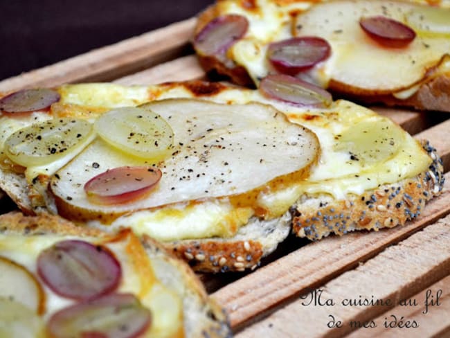 Tartines gourmandes grillées aux poires, raisins et fromage de Herve