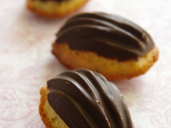 Minis madeleines aux zestes de yuzu, graines de chia en coque chocolat