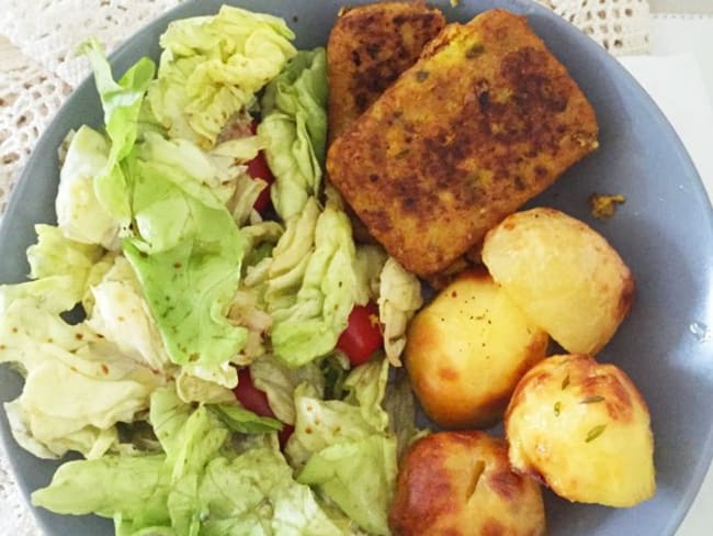 Pommes de terre rôties, burger au lupin et crudités