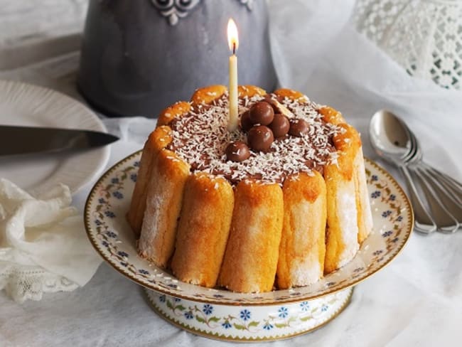 Charlotte au chocolat aux poires et aux éclats de billes Maltesers