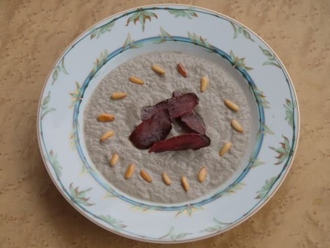 Velouté de champignons de Paris aux chips de magret de canard fumé et pignons de pin