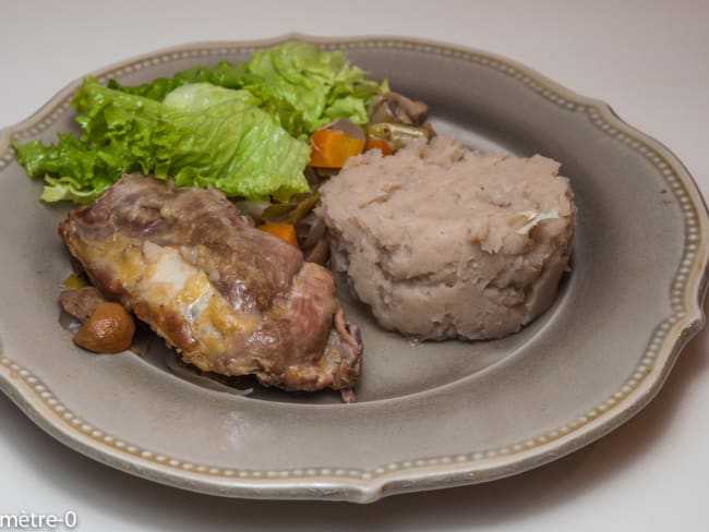 Pintade aux légumes, purée de pommes de terre et châtaignes