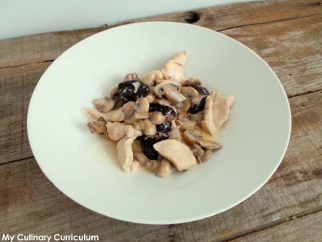 Escalopes de poulet aux champignons et aux pruneaux