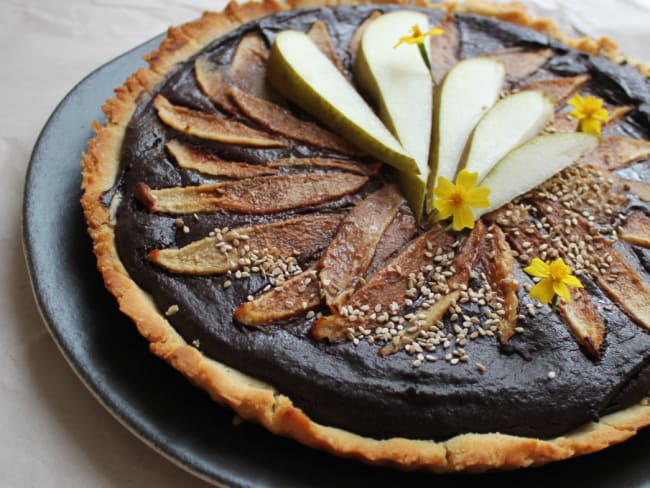 Tarte chocolat, sésame noir et poires