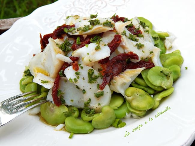 Salade de fèves et morue, vinaigrette aux cebettes