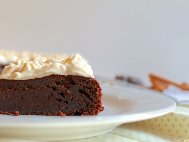 Gâteau fondant au chocolat et glaçage léger aux épices chai