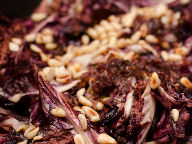 Radicchio braisés aux raisins secs et aux pignons de pin