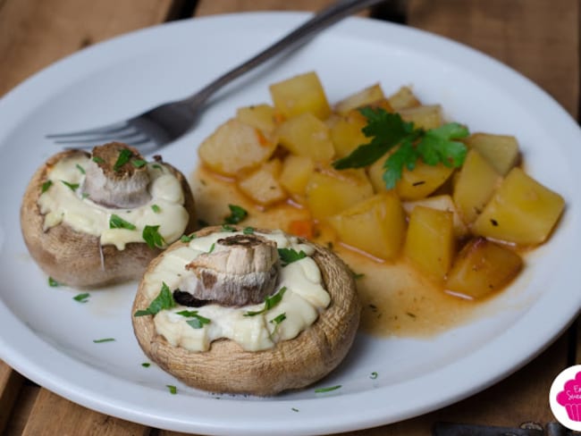 Champignons farcis au fromage frais accompagnés de pommes de terre