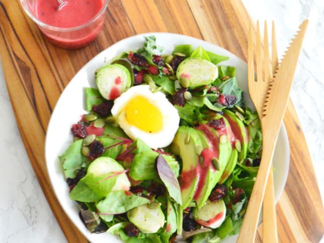 Salade d'avocats aux oeufs mollets et vinaigre de framboise