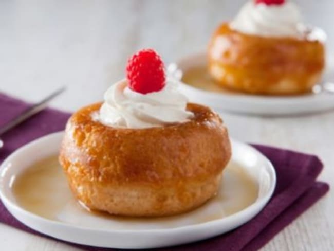 Baba au rhum avec de la crème