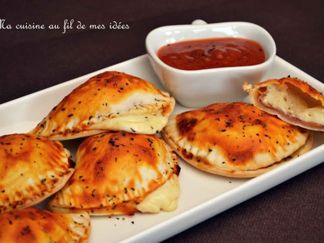 Petites pizzas calzone au Babybel et à la coppa, sauce tomate épicée