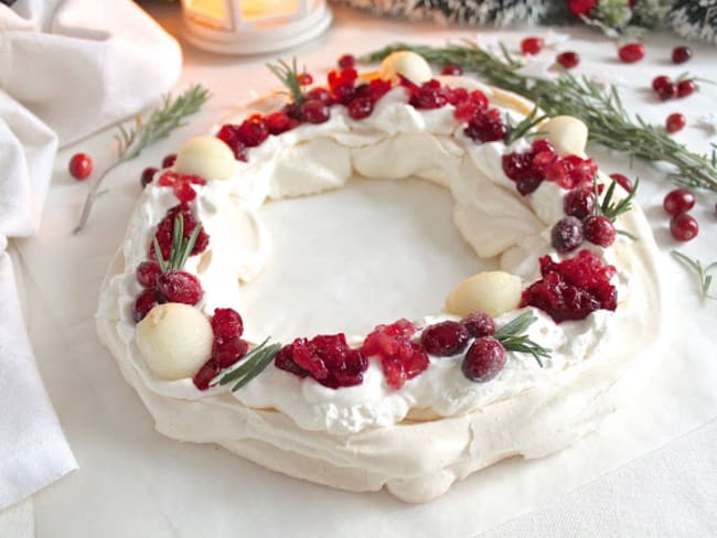 Pavlova couronne aux cranberries, grenade et poire en attendant Noël