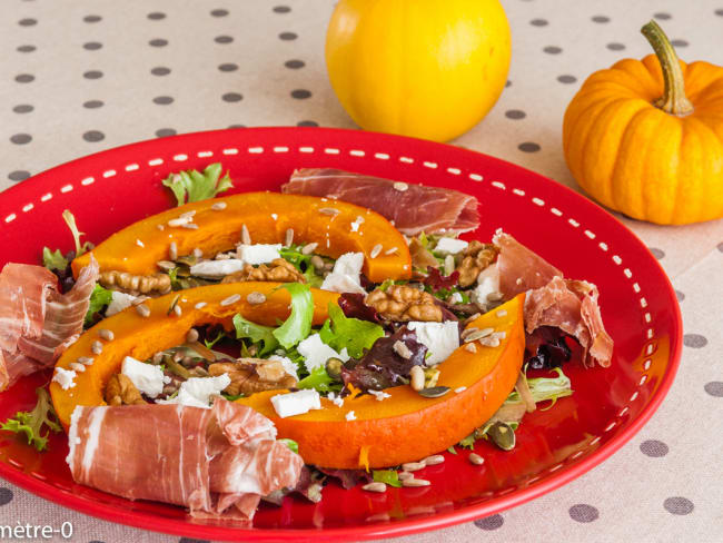 Salade de potimarron aux jeunes pousses, jambon, noix et fêta