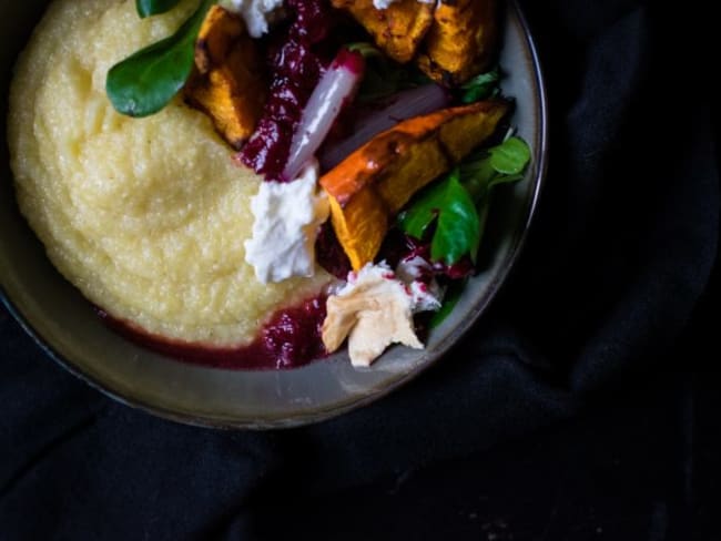 Polenta crémeuse, burrata fumée et sauce aux cranberries-échalotes