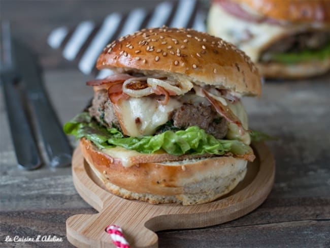 Burger montagnard à la raclette et jambon fumé