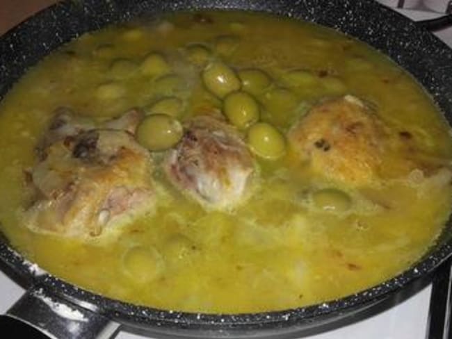 Poulet aux olives avec des courgettes