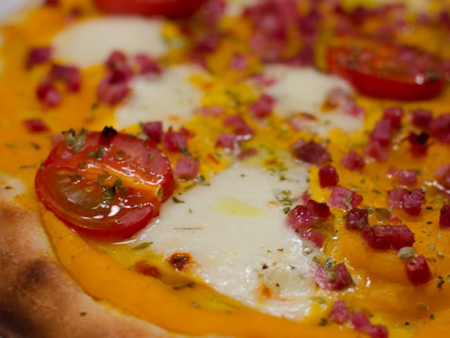 Pizza au potimarron, aux tomates cerises et aux lardons