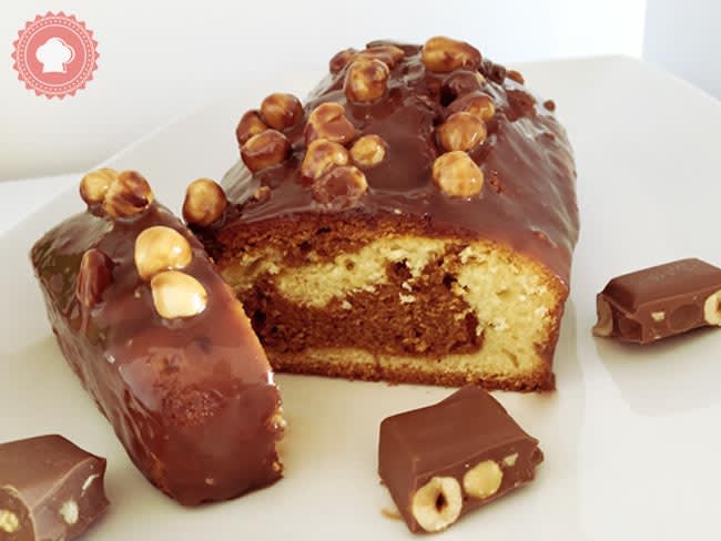 Cake au praliné et glaçage chocolat noisettes