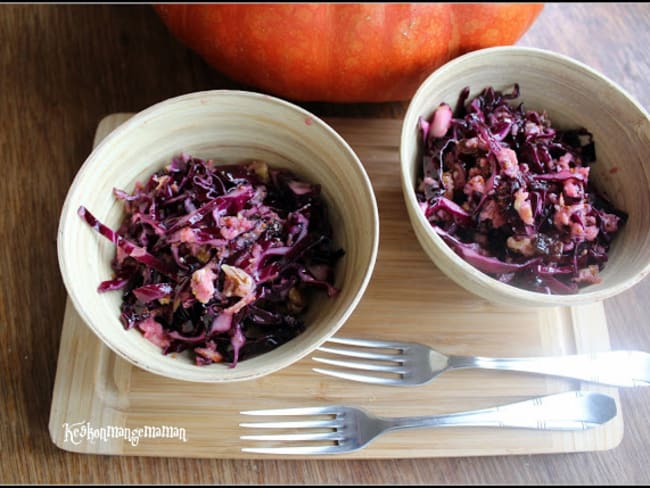 Salade de chou rouge aux pommes , noix et raisins secs