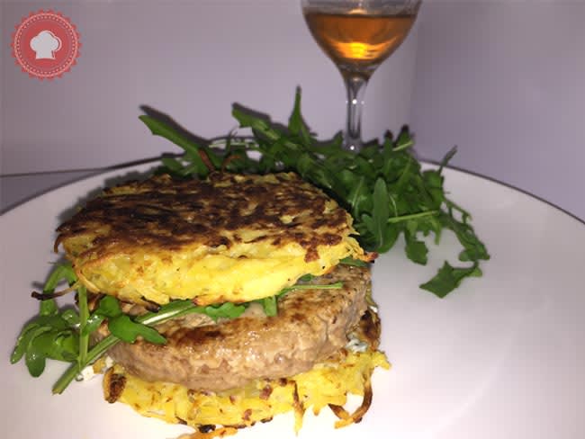 Hamburgers aux röstis roquefort et roquette