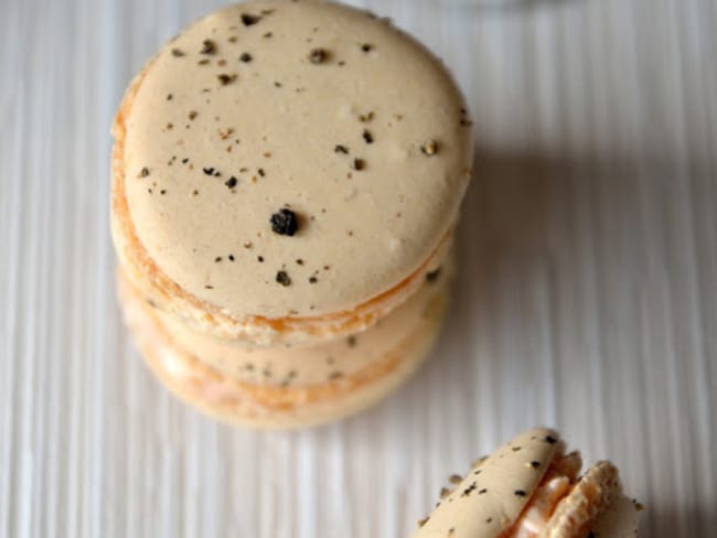 Macarons salés au saumon et poivre noir