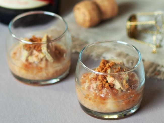 Verrines de foie gras et compotée de poires et brisures de pain d'épices