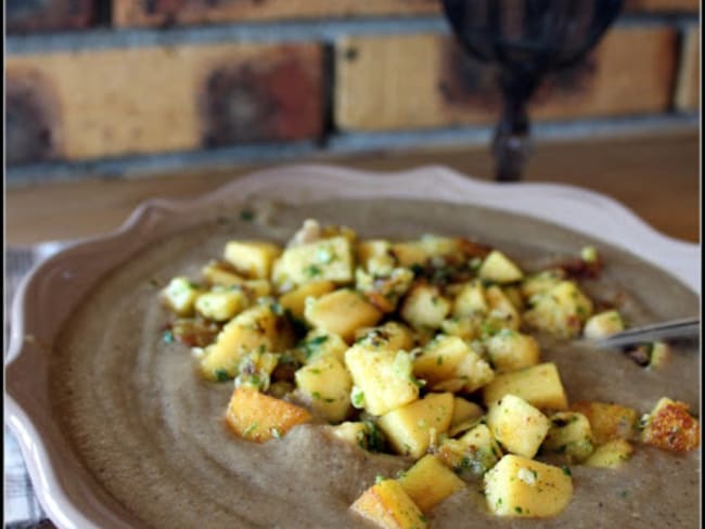 Velouté de cèpes, champignons des bois et croutons de panisse en persillade