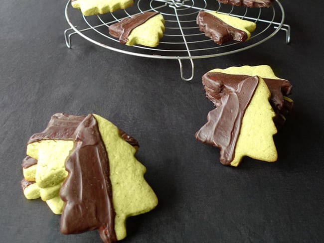 Biscuits sapins à la pistache et au chocolat