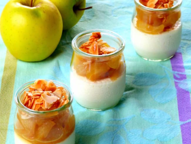 Panna cotta légère aux petits suisses, pommes et poires caramélisées