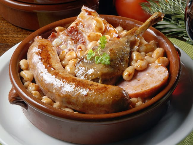 Cassoulet dans un plat en terre cuite