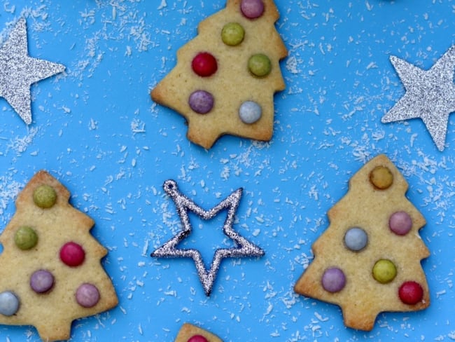 Biscuits sapin de Noël aux smarties pour les enfants