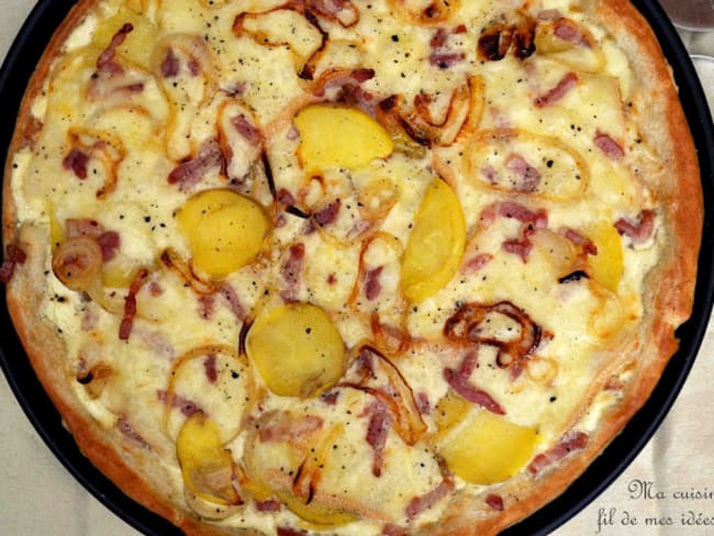 Pizza au fromage à raclette, pommes de terre, lardons et oignons