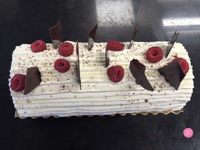 Bûche façon forêt noire, chocolat framboises