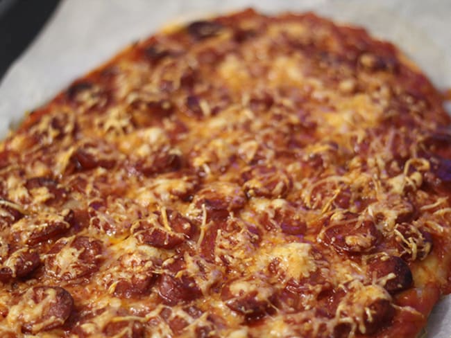Pizza au chorizo et oignons rose de Roscoff