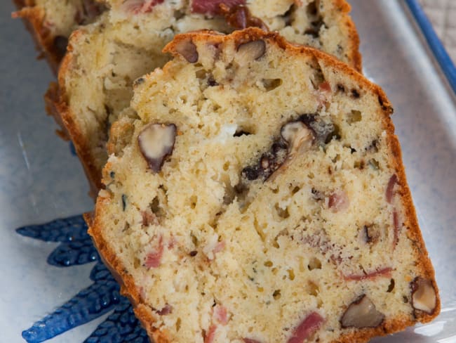 Cake roquefort, noix et jambon sec