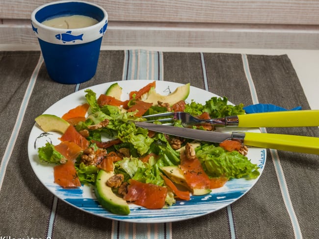 Salade de truite, avocat et noix