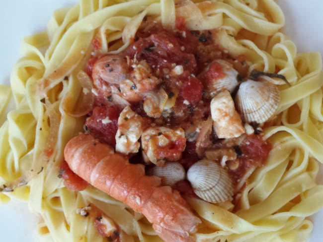 Langoustines, saint-jacques et coques à la tomate et à la feta