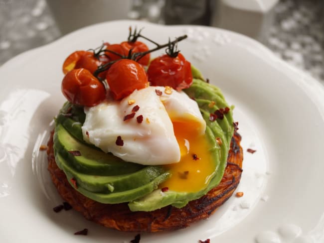 Rosti de patate douce, avocat et oeuf poché pour le brunch