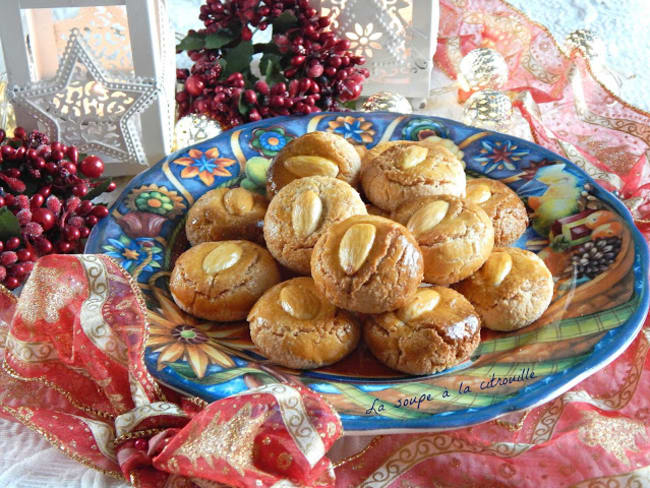 Biscuits aux amandes ornée d'une amande entière