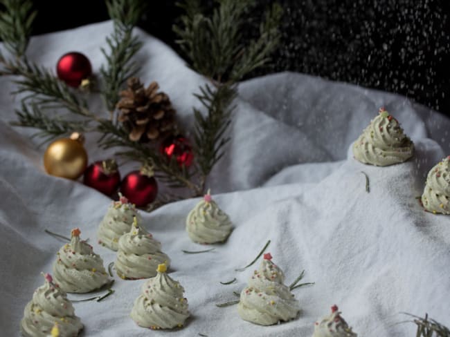 Meringues sapin de Noël au thé matcha