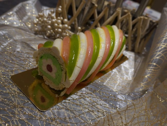 Bûche fraises, vanille et pistaches