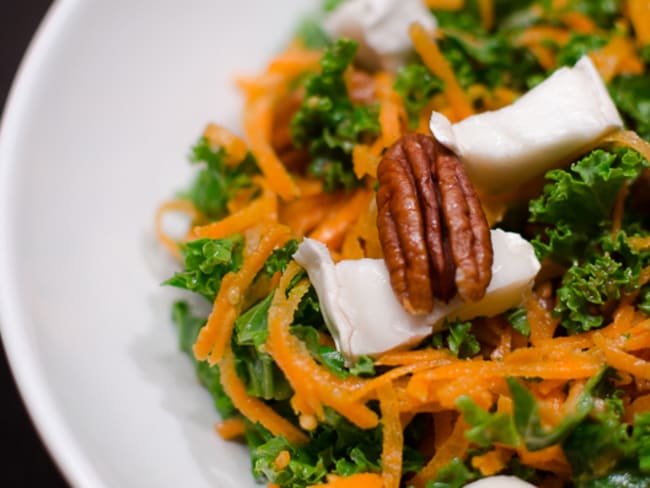 Salade de chou kale à la clémentine, aux carottes et aux noix de pécan