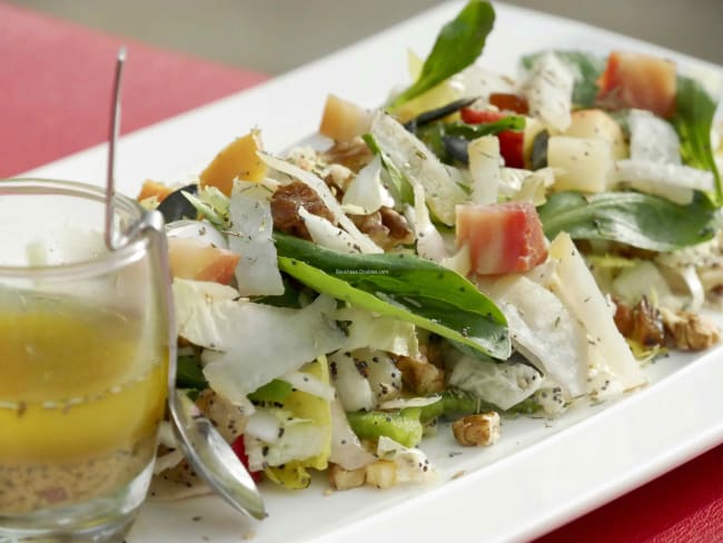 Salade acido-basique aux légumes, fruits et oléagineux de saison.