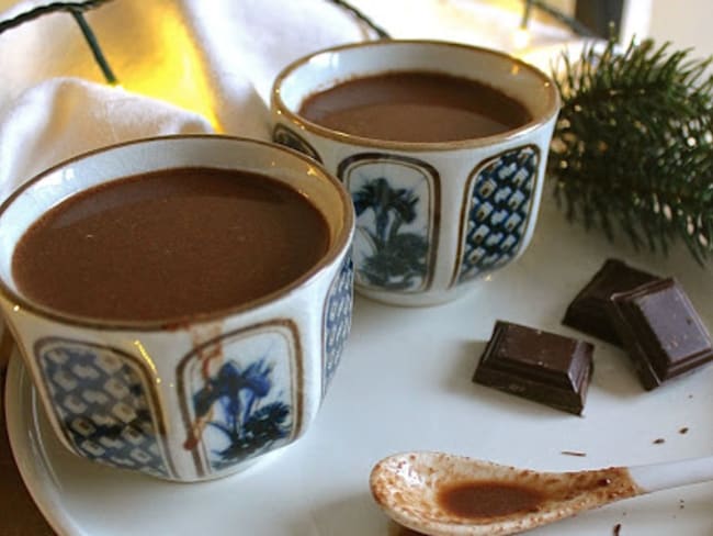 Chocolat chaud au vin rouge, une boisson savoureuse et réconfortante