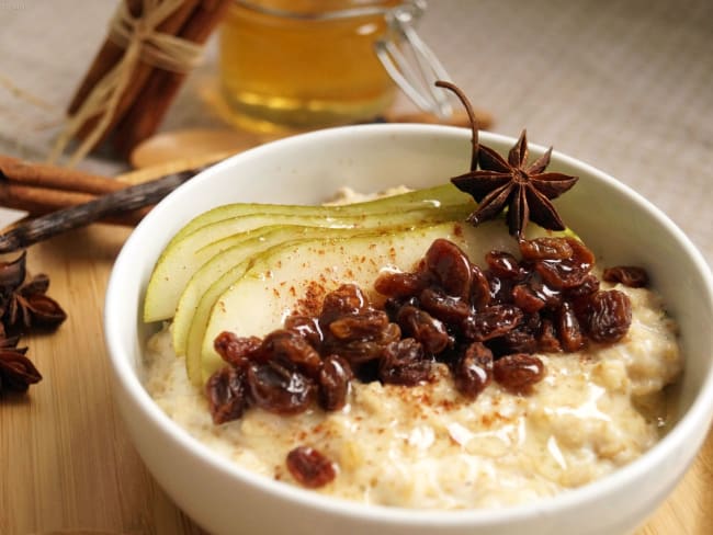 Porridge épicé aux poires et raisins secs