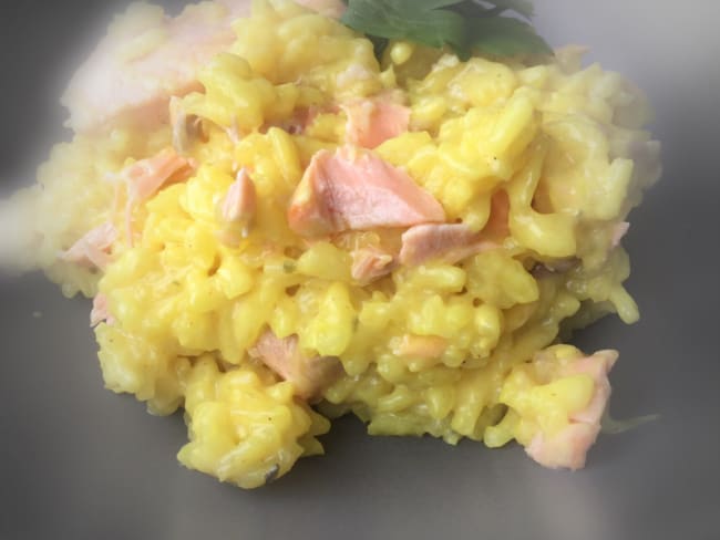 Risotto safrané au saumon ( 395 cal/ par personne)