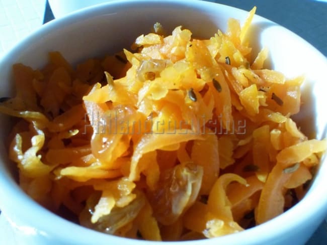 Salade tiède de carottes râpées aux raisins secs, jus d'orange et cumin