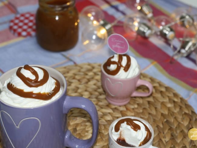 Chocolat chaud gourmand avec une crème Chantilly caramel