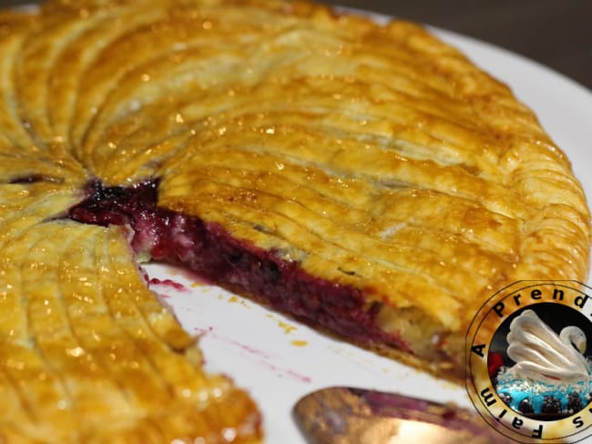 Galette des rois de l'Epiphanie à la frangipane et aux fruits rouges